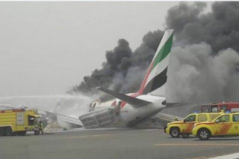 Во время тушения самолета в аэропорту Дубая погиб пожарный