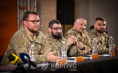 «Тільки офіцер, який ногами пройшов поле бою, знає, з чим зіштовхується солдат»: сім фактів про «Трійку»