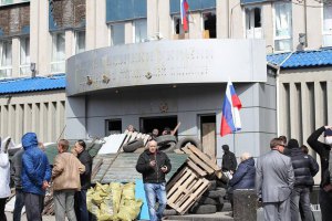 Захватчики здания СБУ в Луганске отпустили 56 заложников