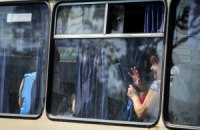 На месте расстрела колонны беженцев в Луганской области продолжаются бои