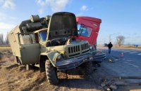 Неподалік Миколаєва зерновоз в’їхав у колону військової техніки, є потерпілий