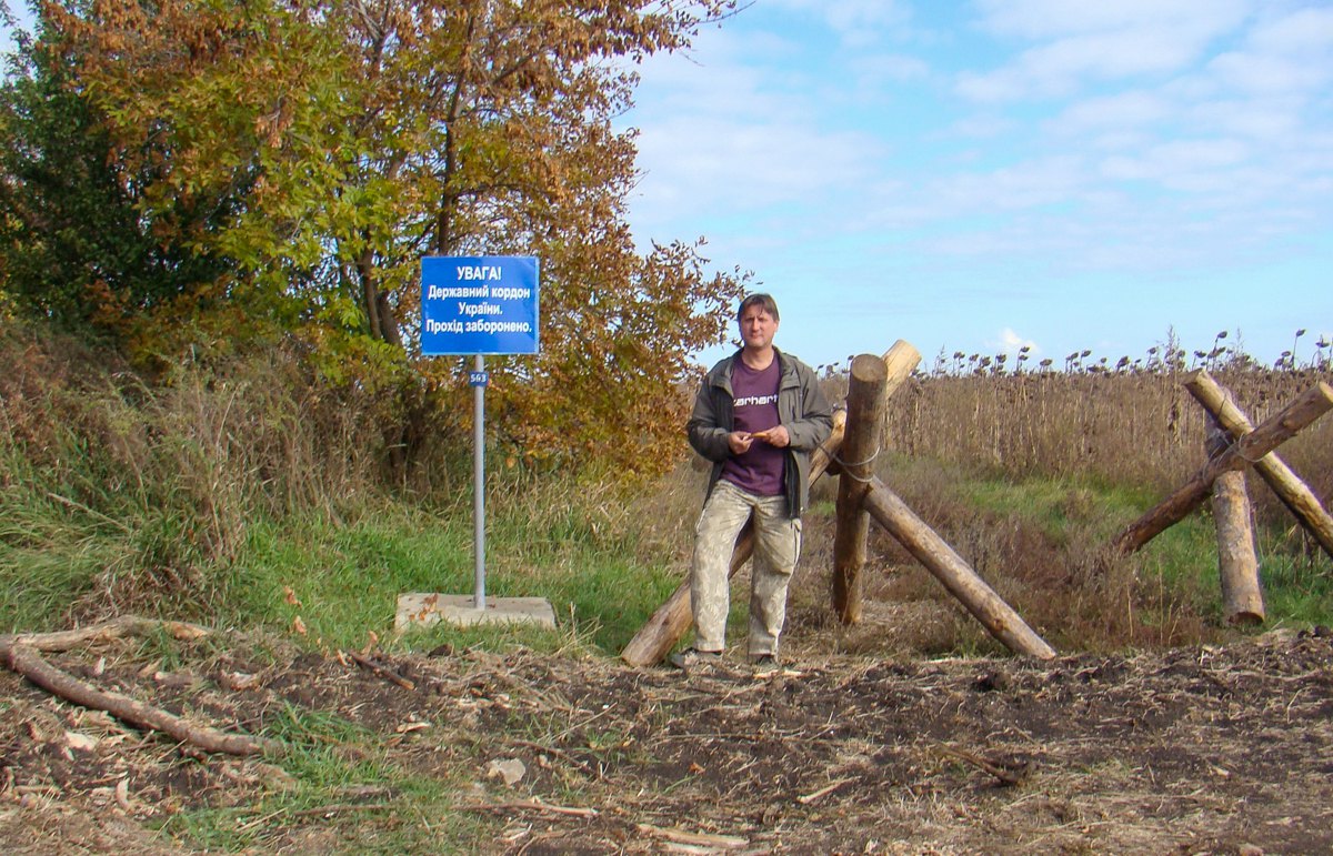 Міловський район Луганської області, на кордоні з Росією, 2018 рік. Їжаки стоять на кургані, а сам кордон проходив по курганній групі_