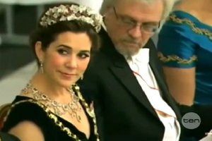 Муж финского экс-президента попался на разглядывании бюста датской принцессы