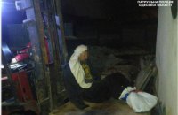В Одессе полицейские спасли мужчину, примерзшего босыми ногами к крыше дома