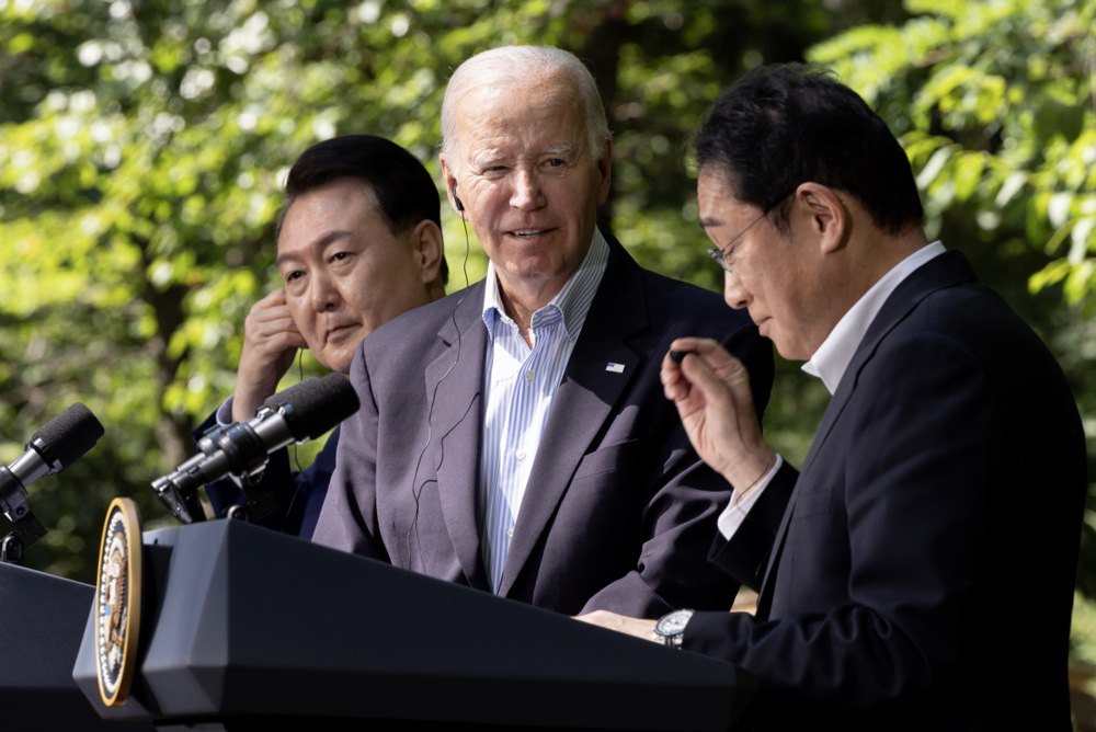 Зліва направо: президент Південної Кореї Юн Сок Йоль, президент США Джо Байден і прем’єр-міністр Японії Фуміо Кішіда піcля пресконференції під час тристороннього саміту в Кемп-Девіді, штат Меріленд, США, 18 серпня 2023 року.