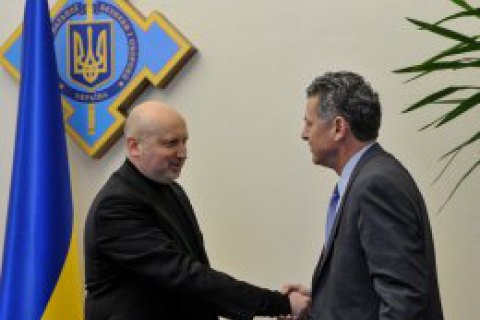 Турчинов обговорив аспекти введення миротворців на Донбас з повіреним у справах США при ОБСЄ