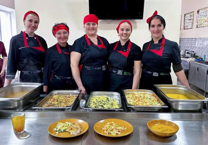 Марина Єльченко зі слухачками курсу підвищення кваліфікації для шкільних кухарів у кулінарному хабі