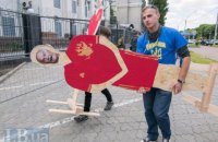 Под посольством России в Киеве требовали лишить ее ЧМ-2018 