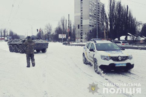 В Киеве привлекли БТРы для вытягивания автомобилей из снега