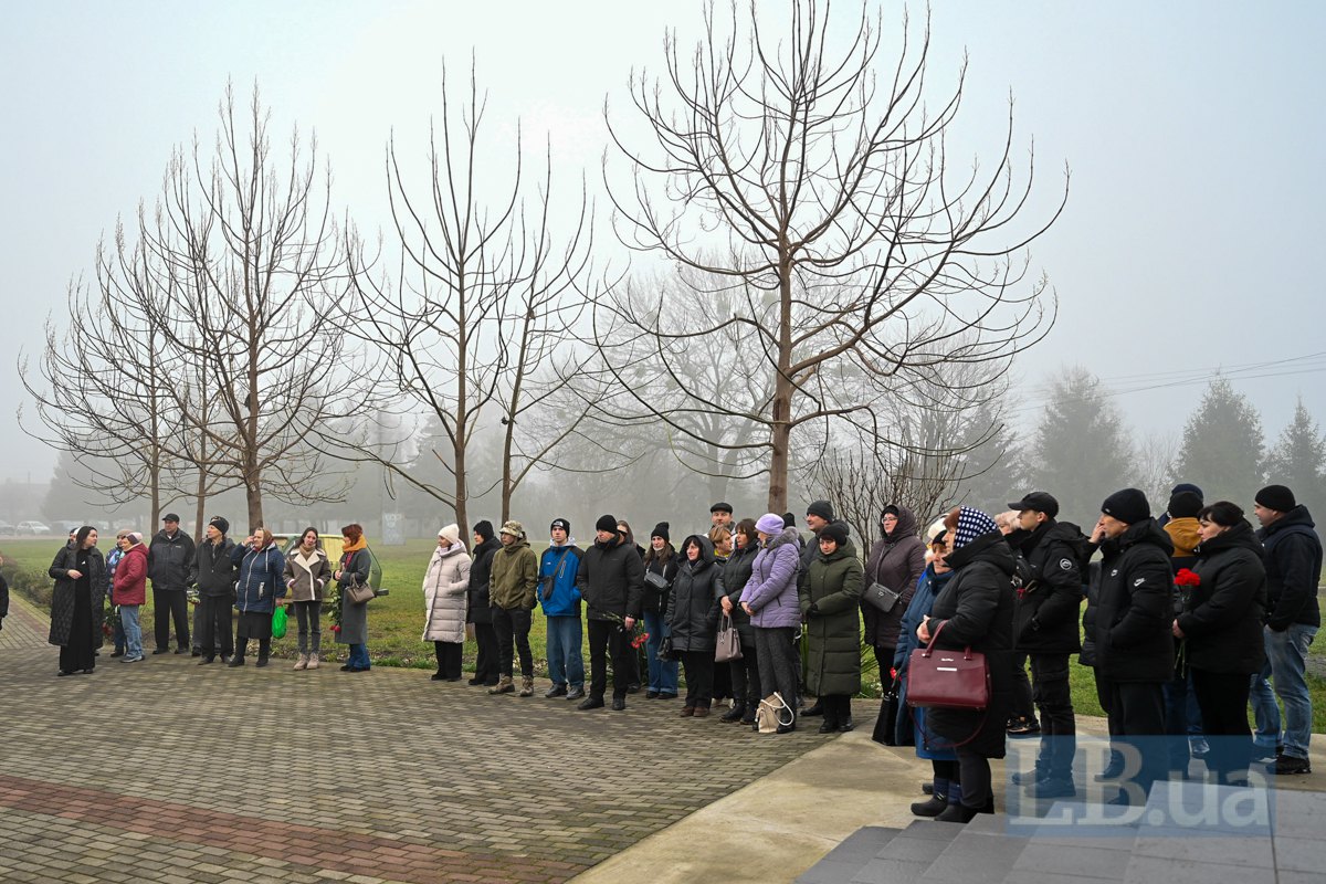 Близькі, рідні і просто знайомі містяни чекають, аби попрощатися з Василем Отземком.