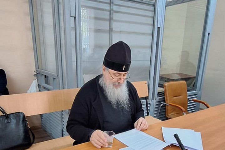 Митрополит Арсеній у судовій залі. 