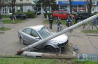 ДТП в Киеве: Hyundai Sonata на большой сокрости снес металлический столб 