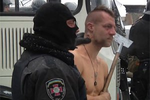 Силовику, опубликовавшему видео издевательств "Беркута", пришлось уехать из Украины