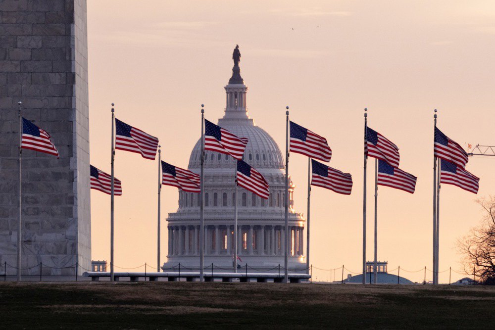 Будівля Капітолію Сполучених Штатів видніється за монументом Вашингтона, 3 січня 2024 р.