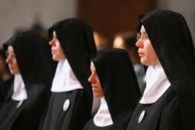 Бенедикт XVI отлучил от церкви 29 монахинь из Львовской области