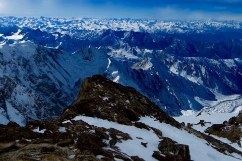 В Гималаях застряли двое альпинистов из Польши и Франции