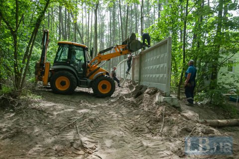 Комунальники почали демонтаж паркану на будівництві ЖК в Пущі-Водиці (додано фото)