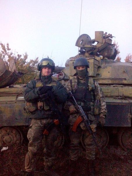 Бойцы на фоне захваченного танка