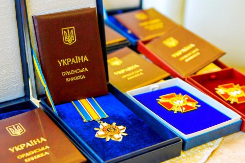 Зеленський нагородив посмертно орденом "За мужність" чотирьох військових, які загинули на Донбасі