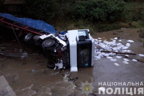 У Закарпатській області фура злетіла з моста в річку, водій загинув