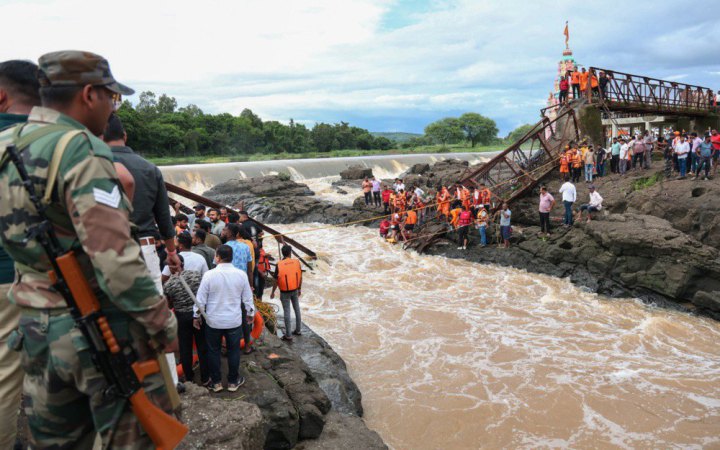 В Індії обвалився туристичний міст, загинули двоє людей і понад 30 отримали поранення
