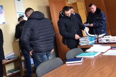 Правоохоронці знову прийшли з обшуками на підприємства Новинського