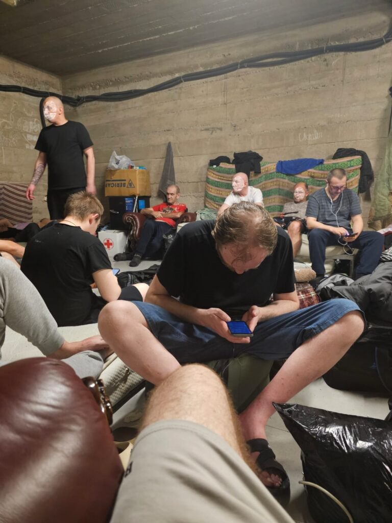 Українці в пункті утримання на грузинському кордоні.