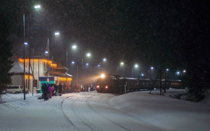 Через сильні снігопади в Україні затримується низка потягів