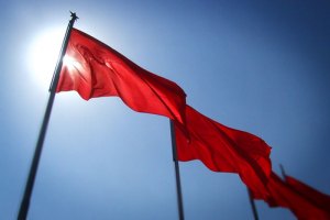 В Луганске вывесили красные флаги