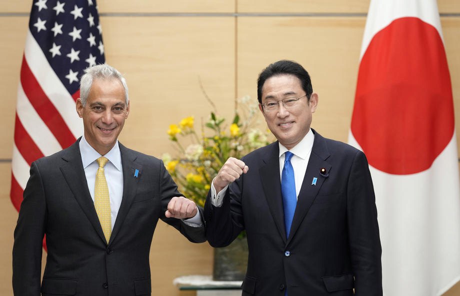 Прем'єр-міністр Японії Фуміо Кісіда вітає новопризначеного посла США Рама Емануеля під час зустрічі в резиденції в Токіо, 4
лютого 2022 року.