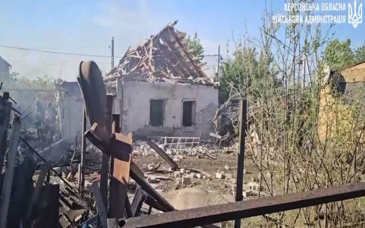 Росіяни вдарили по центру Херсона. Знищено будинки