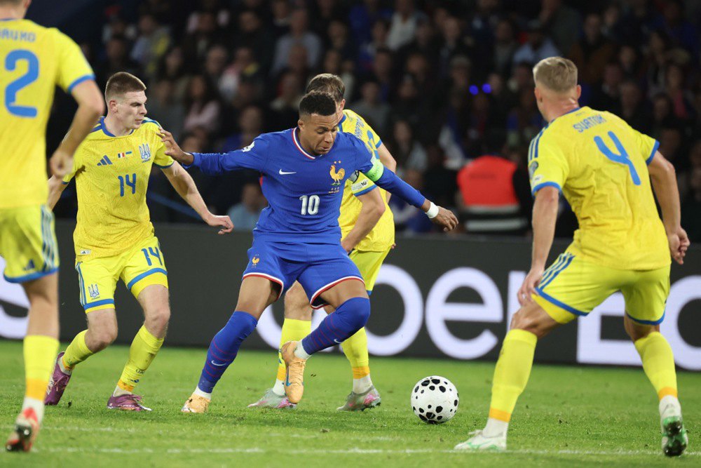 Гравці збірної України оточили Мбаппе