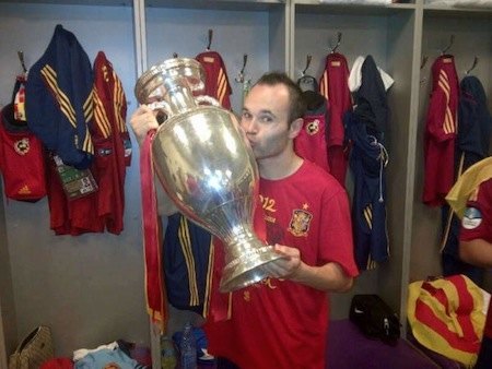 Это фото облетело уже все социальные сети, но выложили его на официальный твиттер-аккаунт Андреса Иньесты, футболиста сборной
Испании