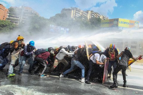 Количество жертв протестов в Венесуэле возросло до 72 человек
