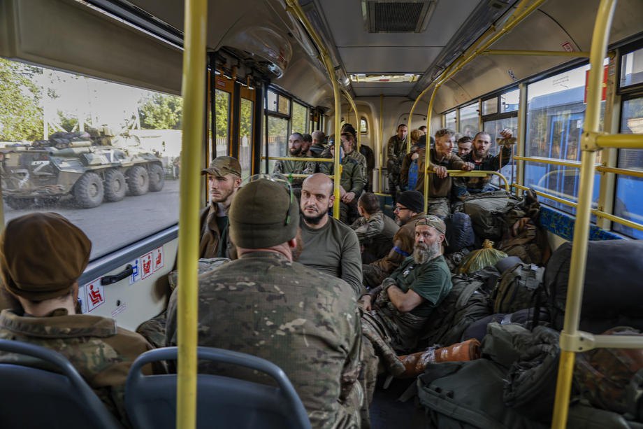 Українські бійці в автобусі в очікуванні евакуації з Азовсталі, Маріуполь, 17 травня 2022 року.
