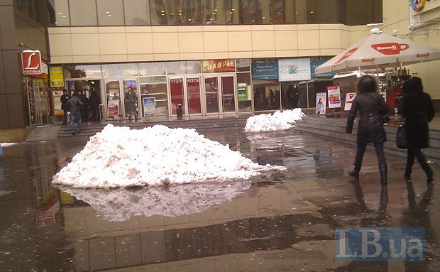 Еще две снежные кучи, заботливо оставленные коммунальными службами возле торгового центра на метро "Левобережная"