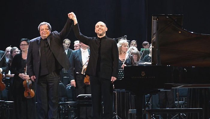 Алексей Ботвинов и грузинский дирижер вместе с Национальным симфоническим оркестром Эстонии на сцене Музыкального центра Батуми
