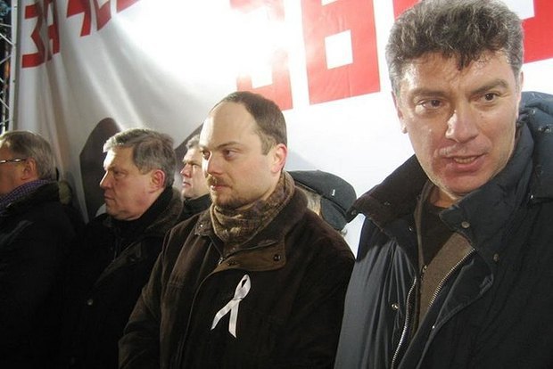 Немцов и Кара-Мурза(в центре) во время митинга