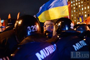 "Беркут" автозаками отправляет в отделение милиции участников акции на Майдане