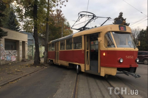 В Києві на Подолі зійшов з рейок трамвай та врізався у стовп