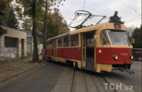 В Киеве на Подоле трамвай сошел с рельсов и врезался в столб