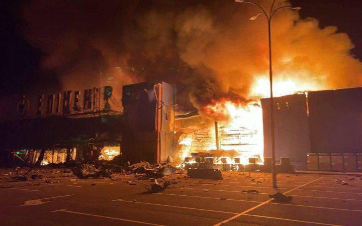 Росіяни знищили ТЦ "Епіцентр" у Кам'янському на Дніпропетровщині