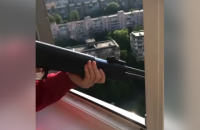 На Печерске в Киеве из окна многоэтажки обстреляли воинскую часть 
