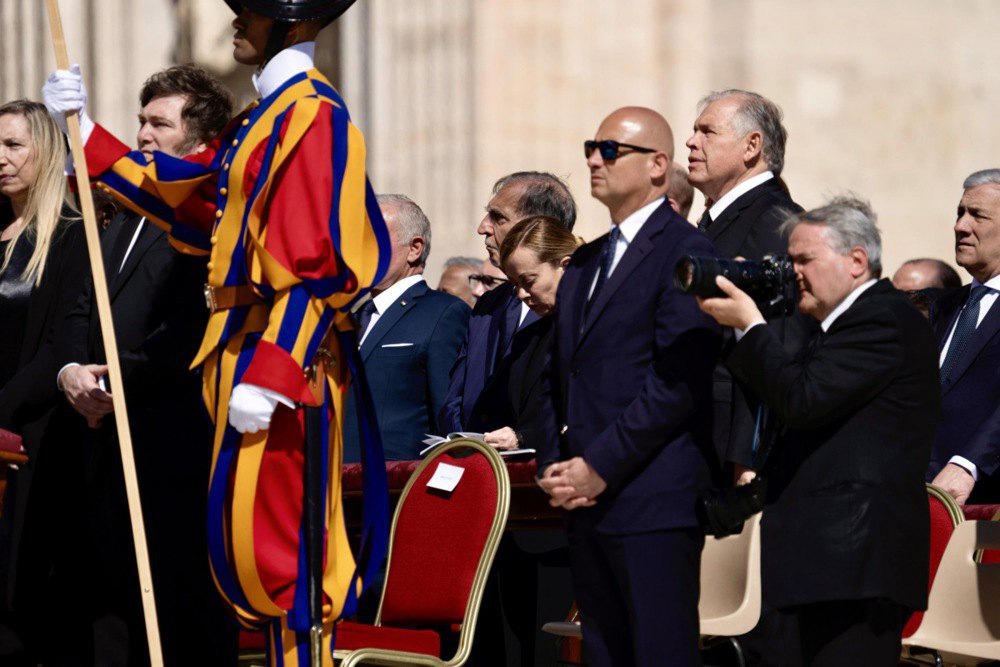 Під час церемонії прощання з Папою Римським Франциском у Ватикані.