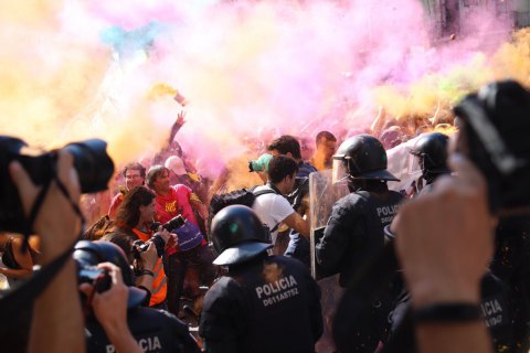 Между полицией и сторонниками независимости Каталонии произошли столкновения в Барселоне