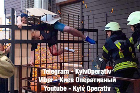 У Києві чоловік застряг на металевому паркані