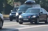 Охрана Азарова бьет зеркала машин, не уступающих дорогу кортежу