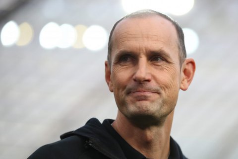 Главный тренер клуба Бундеслиги пропустит рестарт сезона из-за зубной пасты и крема для рук