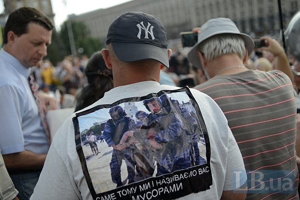 У одного из активистов на спине - фотография драки с Беркутом на митинге 18 мая