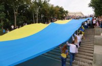 На Потемкинской лестнице в Одессе развернули 24-метровый флаг Украины